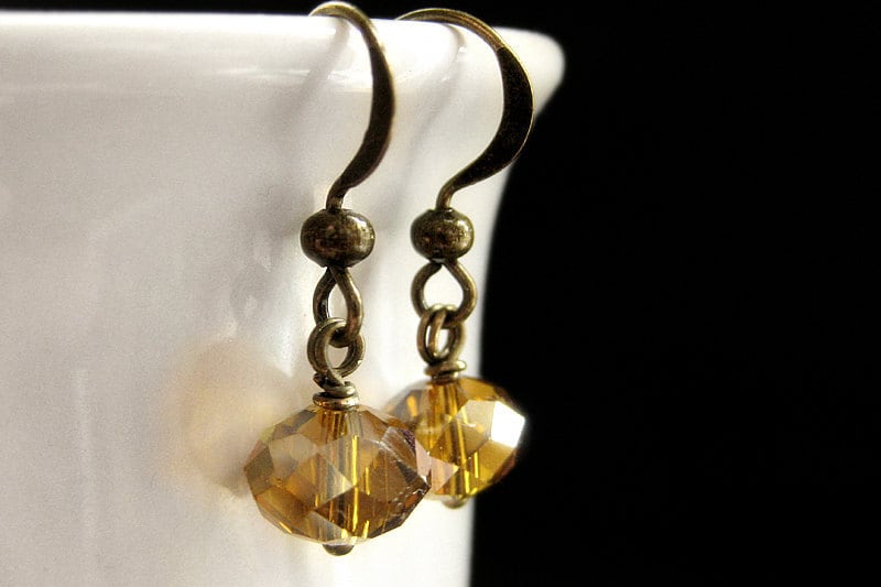 Dunkle Honig Kristall Ohrringe. Ohrringe Aus Ringelblumen Glas Und Bronze. Tropfen Handmade Schmuck von StumblingOnSainthood