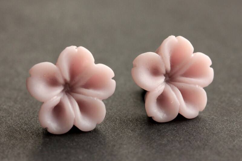 Dusky Lila Blumen Ohrringe. Bronze Post Innie Blume Knopf Schmuck. Ohrstecker. Handmade von StumblingOnSainthood