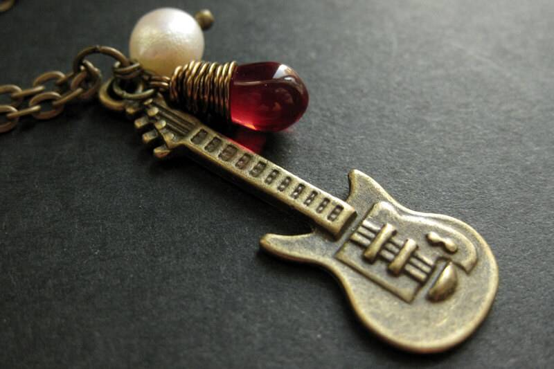 E-Gitarre Halskette. Musikinstrument-Halskette Mit Roter Träne Und Perlenanhänger. Handmade Schmuck von StumblingOnSainthood