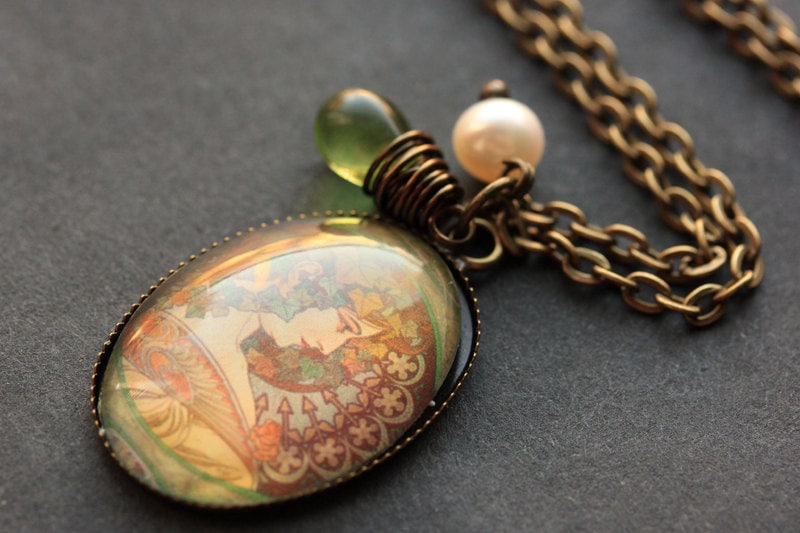 Efeu-Halskette. Alphonse Mucha Anhänger Mit Grüner Träne Und Süßwasserperle. Oval Charm Halskette. Jugendstil Schmuck. Handmade von StumblingOnSainthood
