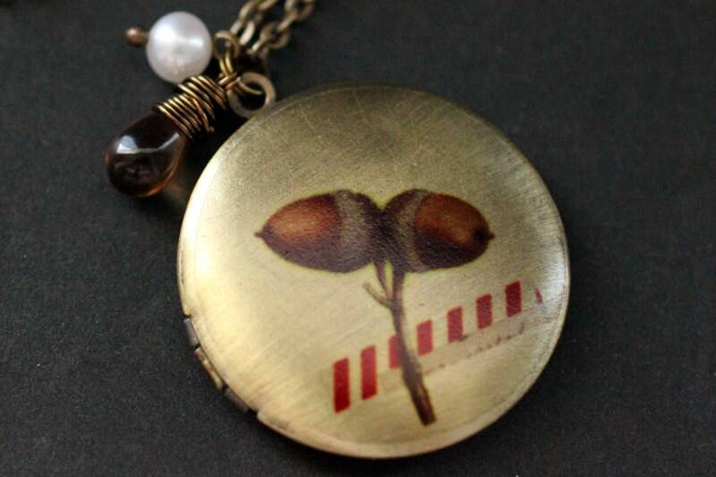 Eichel Halskette. Medaillon Wald Bronze Kette Mit Glastropfen Und Perle. Bronze-Medaillon von StumblingOnSainthood