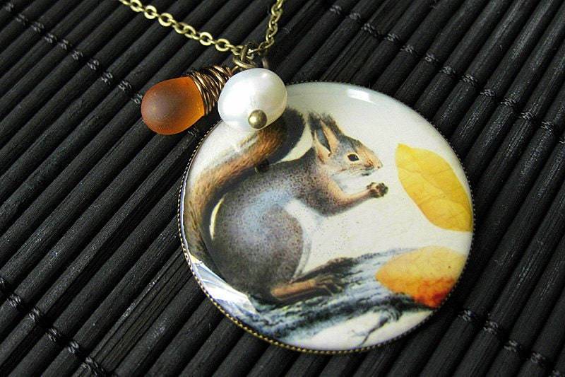 Eichhörnchen Charm Halskette in Bronze Mit Gefrostetem Honigglasdraht, Umwickelt Tropfen Und Perle. Handmade Schmuck von StumblingOnSainthood