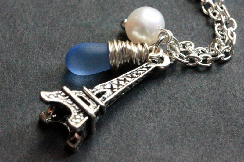 Eiffelturm Halskette. | Wählen Sie Ihre Farbe Charm Halskette Mit Träne Und Perle. Handmade Schmuck von StumblingOnSainthood