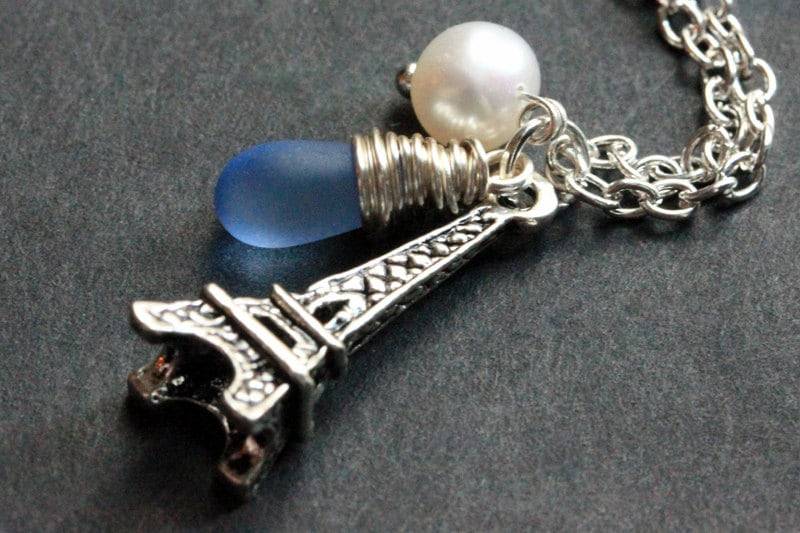 Eiffelturm Halskette. | Wählen Sie Ihre Farbe Charm Halskette Mit Träne Und Perle. Handmade Schmuck von StumblingOnSainthood