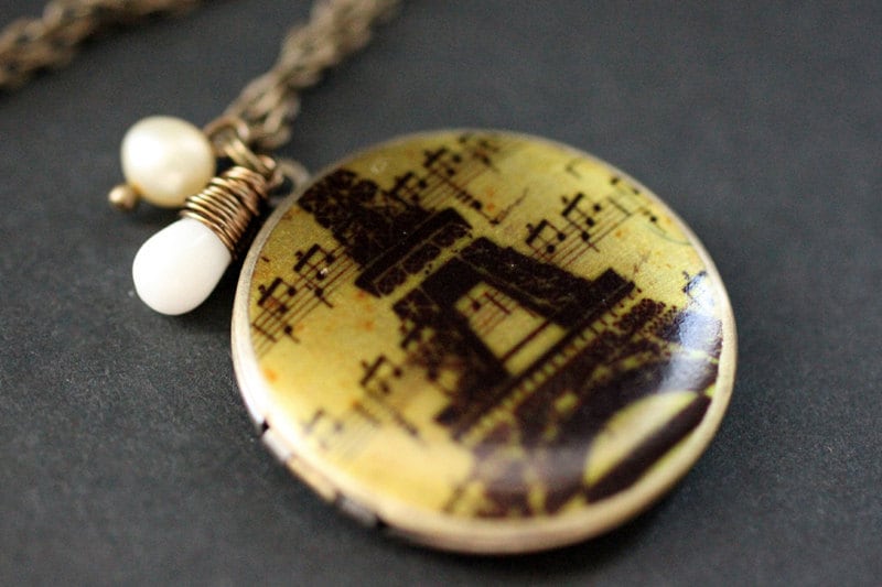Eiffelturm Locket Halskette. Paris Medaillon Mit Weißer Koralle Teardrop Und Perle. Frankreich Handmade Schmuck von StumblingOnSainthood