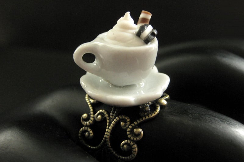 Eis Ring. Dessert Teetassen Ring in Weiß Mit Sahne Topping. Bronze Filigrane Verstellbaren Handmade Schmuck von StumblingOnSainthood
