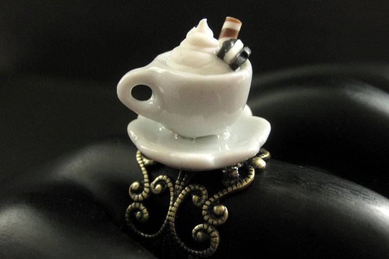 Eis Ring. Dessert Teetassen Ring in Weiß Mit Sahne Topping. Bronze Filigrane Verstellbaren Handmade Schmuck von StumblingOnSainthood