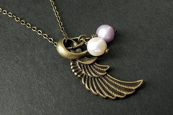 Engelsflügel Perlenkette. Bettelkette in Bronze Und Süsswasserperle. Handmade Schmuck von StumblingOnSainthood