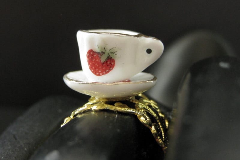 Erdbeer Teetasse Ring. Porzellan Gold Filigrane Verstellbaren Handmade Schmuck Erdbeer Teetasse Ring. Porzellan Gold Filigrane Verstellbaren Handmade Schmuck von StumblingOnSainthood