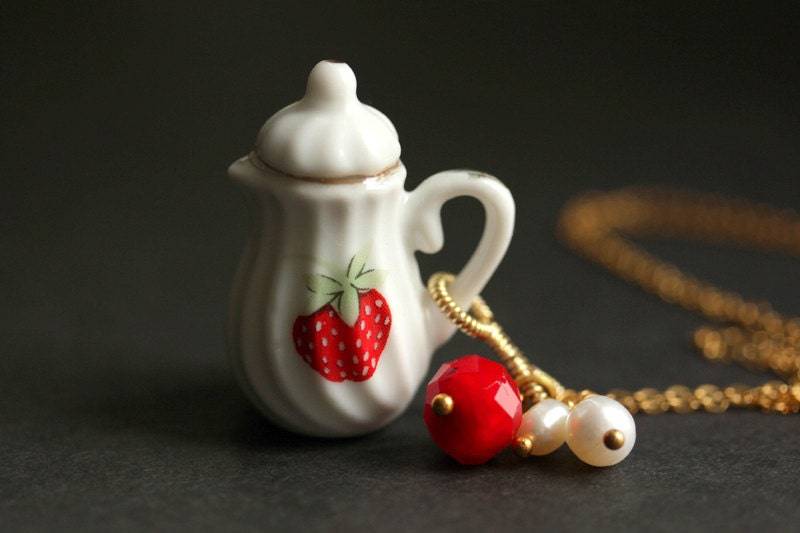 Erdbeere Teekanne Halskette. Teekannenkette Aus Porzellan Mit Rotem Kristall Und Perlen-Anhängern. Rote Gold Handmade Schmuck von StumblingOnSainthood