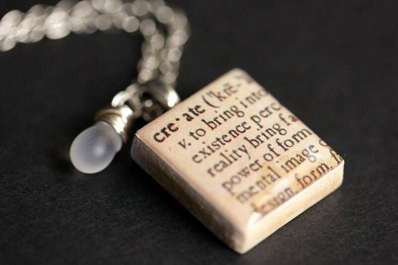 Erstellen Sie Halskette Wörterbuch-Zitat-Halskette. Scrabblestein-Halskette Mit Glastropfen. Scrabble-Anhänger. Handgemachte Schmuck Scrabble von StumblingOnSainthood