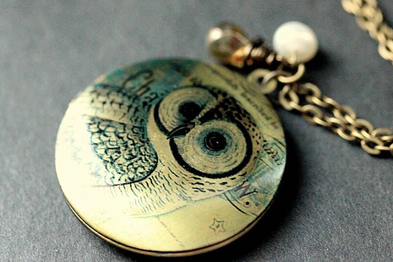 Eule Halskette. Bronze Medaillon Halskette Mit Glastropfen Und Süßwasserperle. Handmade Schmuck von StumblingOnSainthood