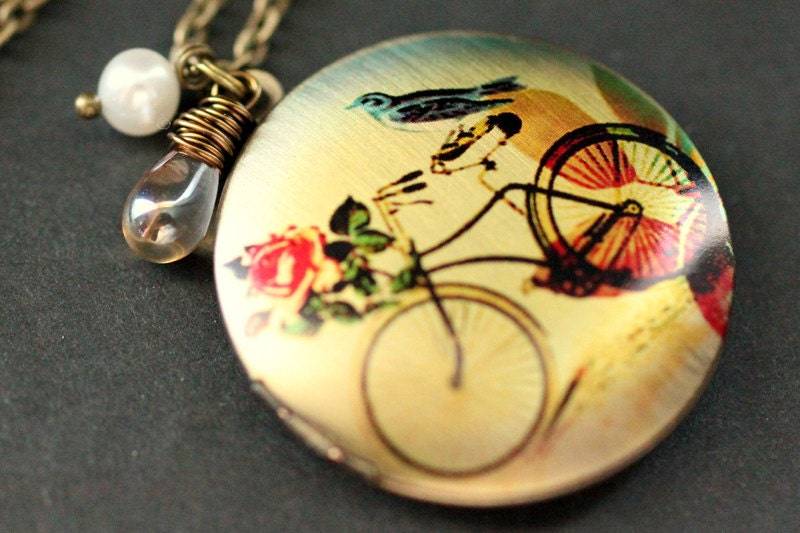 Fahrrad-Medaillon-Halskette. Fahrrad-Halskette. Garten-Halskette. Bronze Medaillon Mit Glastropfen Und Perle. Kette. Handmade Schmuck von StumblingOnSainthood