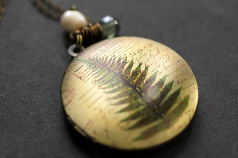 Farn Halskette. Wald Blatt Medaillon Halskette Mit Olivgrün Teardrop Und Süßwasser Perle. Handmade Schmuck von StumblingOnSainthood