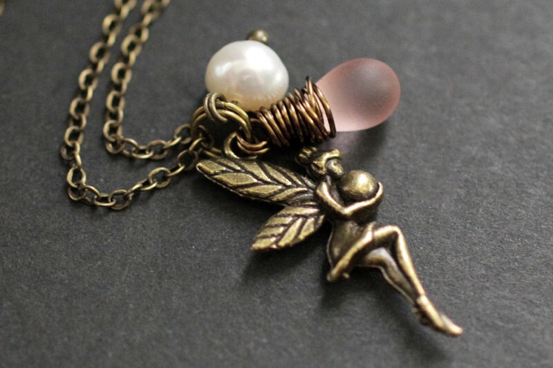 Fee Charm Halskette. Bronzefarbene Elfenkette Mit Rosa Tropfen Und Süßwasserperle. Handmade Schmuck von StumblingOnSainthood