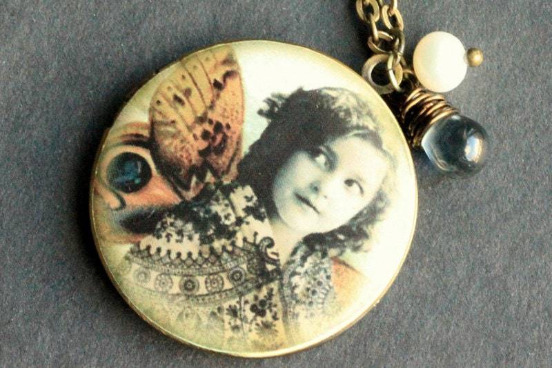 Fee Locket Halskette. Bedruckte Halskette Mit Abendblauer Träne Und Süßwasserperle. Reiher Handmade Schmuck von StumblingOnSainthood
