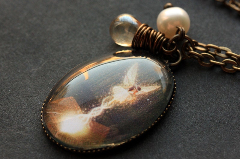 Feuer-Fee-Halskette. Elfen Anhänger Mit Glastropfen Und Süsswasserperle. Oval Charm Halskette. Fee Schmuck. Handmade von StumblingOnSainthood