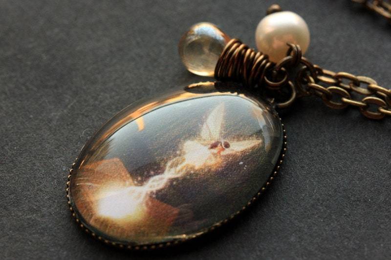 Feuer-Fee-Halskette. Elfen Anhänger Mit Glastropfen Und Süsswasserperle. Oval Charm Halskette. Fee Schmuck. Handmade von StumblingOnSainthood