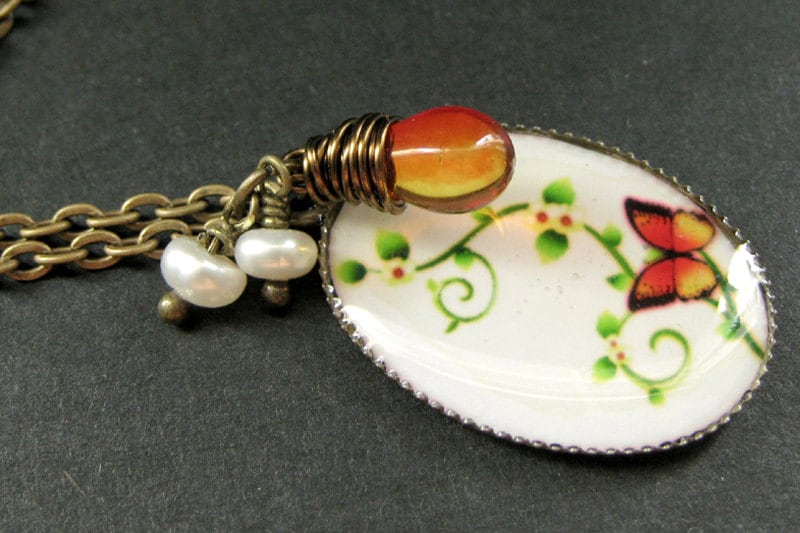Feuer Schmetterling Halskette. Anhänger Mit Feuriger Träne Und Süßwasserperle. Handmade Schmuck von StumblingOnSainthood