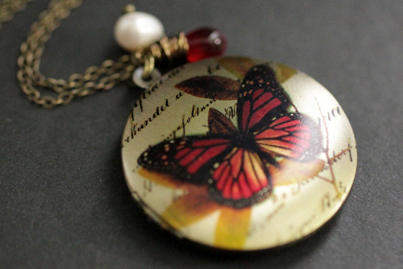 Feuer Schmetterling Halskette. Medaillon Halskette Mit Rot Teardrop Und Süsswasser Perle. Handmade Schmuck von StumblingOnSainthood