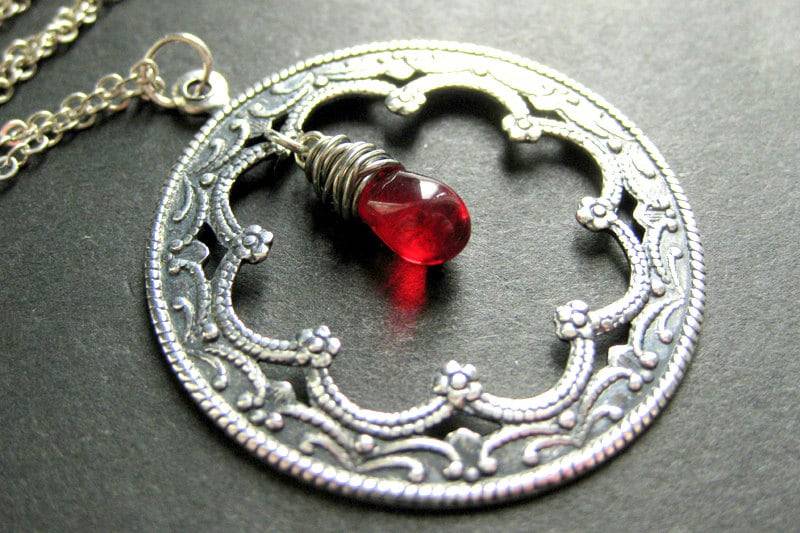 Filigrane Halskette. Gerahmte Teardrop Silber Charm Halskette Mit Wire Wrapped Glastropfen. Handmade Schmuck von StumblingOnSainthood