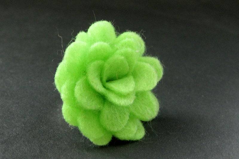 Filz Blumenring. Limettengrüner Filzring Mit Gealterter Silberner Verstellbarer Ringbasis. Handmade Schmuck von StumblingOnSainthood