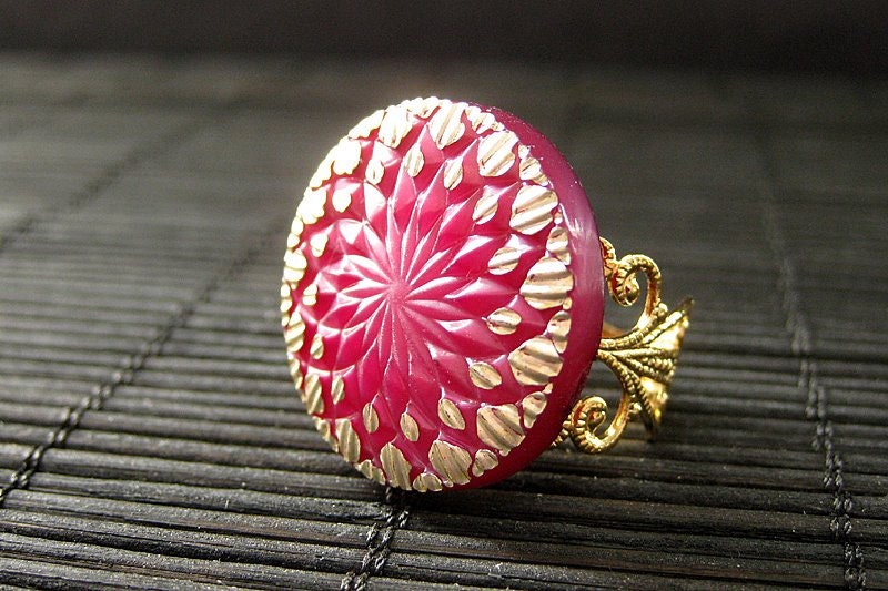 Fingerring Fuchsie Mit Goldenem Sonnendesign. Roter Ring. Gold Ring Verstellbar. Handmade Schmuck von StumblingOnSainthood