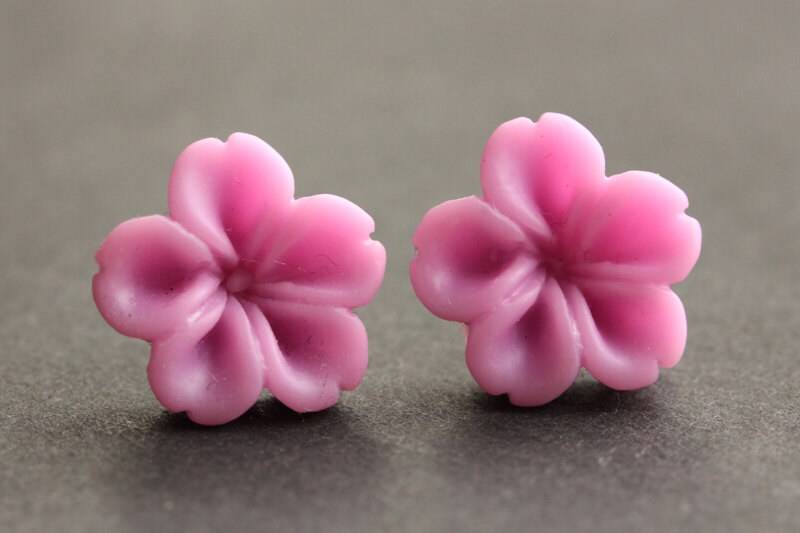 Flieder Blumen Ohrringe. Lila Silber Ohrstecker. Innie Blume Knopf Schmuck. Handmade von StumblingOnSainthood