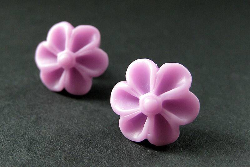 Flieder-Lila Blumen Ohrhänger Mit Bronze Ohrstecker. Outie Knopf Blume Schmuck. Handmade von StumblingOnSainthood