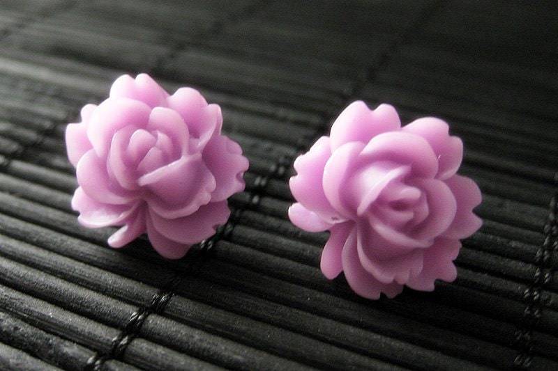 Flieder Lila Lotus Blume Ohrringe Mit Bronze Post Ohrringe. Blumen Schmuck Von Stumbling On Sainthood. Handmade Schmuck von StumblingOnSainthood