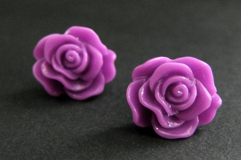 Flieder Rosen Ohrringe in Silber Ohrstecker. Lila Blumen Ohrringe. Schmuck. Handmade von StumblingOnSainthood