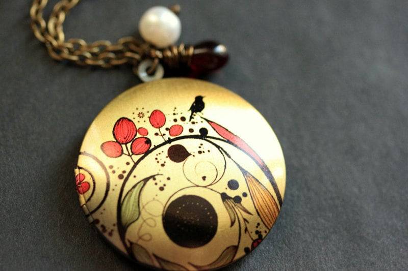 Flourish Medaillon Halskette. Rote Blumen Halskette Mit Schwarzem Tropfen Und Perle. Bronze Kette. Handmade Schmuck von StumblingOnSainthood