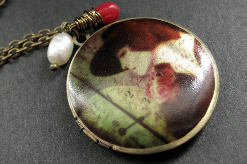 Frauen Locket Halskette. Rote Korallen Anhänger Kette Mit Süßwasser Perle. Handmade Schmuck von StumblingOnSainthood