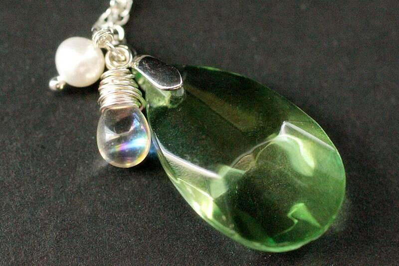 Frühlingsgrüne Kristallhalskette. Grüne Tropfenförmige Halskette Mit Klarer Träne Und Echter Süßwasserperle. Halskette. Handmade Schmuck von StumblingOnSainthood
