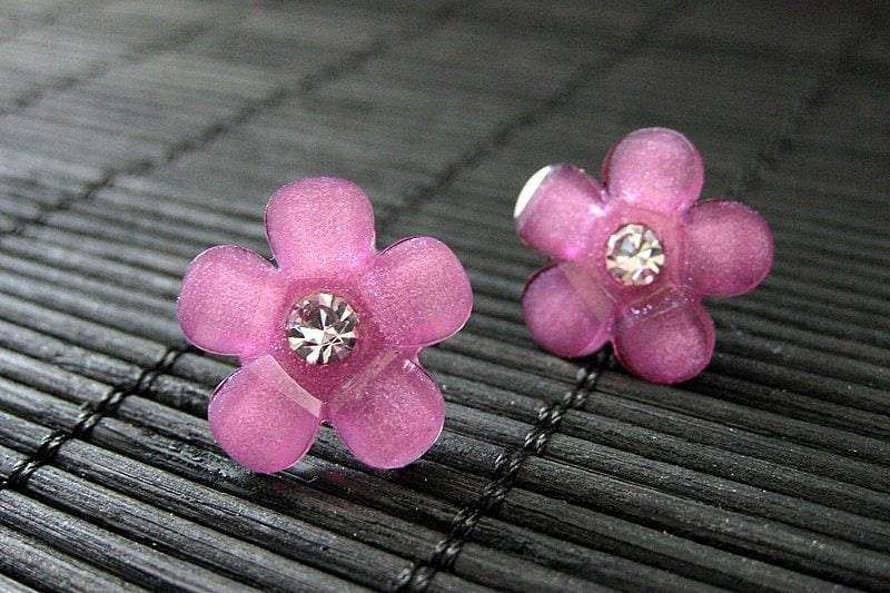 Fuchsia Pink Gänseblümchen Blumen Ohrringe Mit Rhinestone-Zentren Und Silber Post Ohrringe. Handmade Schmuck von StumblingOnSainthood