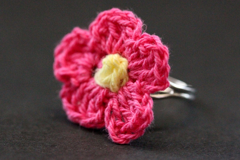 Fuchsie Häkelblume Ring. Blumen Strickblume Ring in Pink Und Gelb. Silber Verstellbar. Handmade Schmuck von StumblingOnSainthood