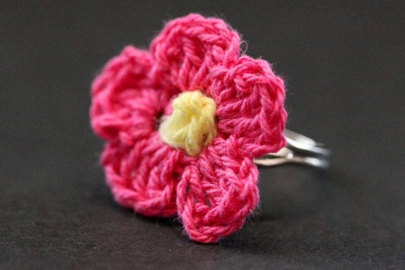 Fuchsie Häkelblume Ring. Blumen Strickblume Ring in Pink Und Gelb. Silber Verstellbar. Handmade Schmuck von StumblingOnSainthood