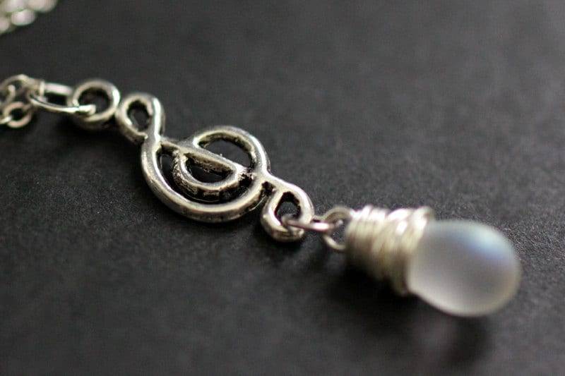 G Note Violinschlüssel Halskette. Bewölkt Teardrop Anhänger | Wählen Sie Ihre Farbe Handgefertigter Schmuck von StumblingOnSainthood