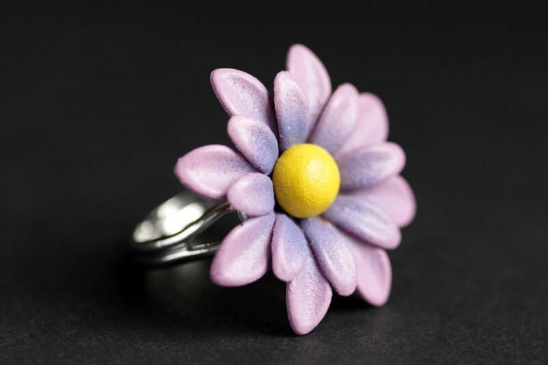 Gänseblümchen Ring. Metall Daisy Blume Ring in Pink, Lila, Orange, Weiß Oder Türkis. Verstellbarer Blumen Schmuck. Handmade von StumblingOnSainthood