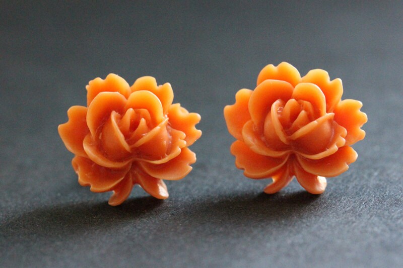 Gebrannte Siena Lotus Blume Ohrringe. Herbst Orange Bronze Post Dunkel Ohrstecker Ohrringe Handgemachter Schmuck von StumblingOnSainthood