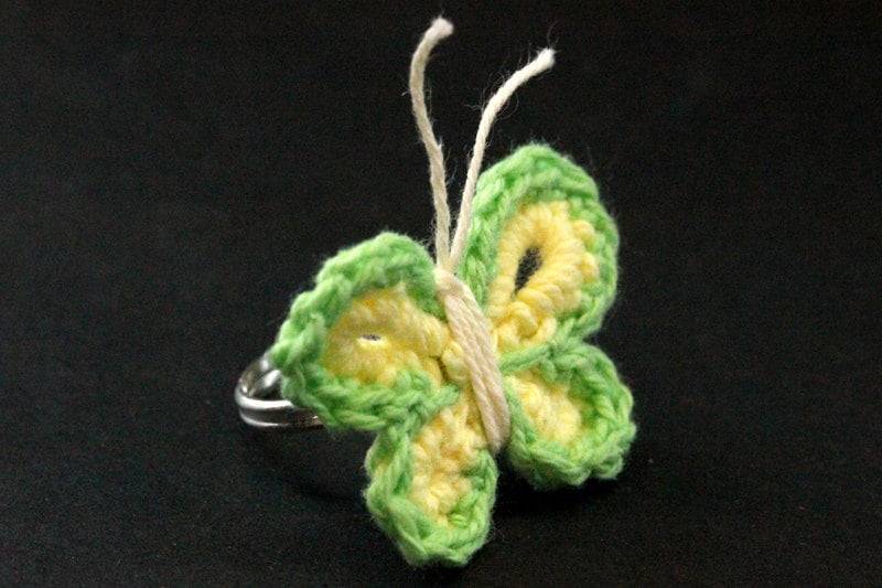 Gehäkelter Schmetterling Ring in Grün Und Gelb. Silber Verstellbar. Handmade Schmuck von StumblingOnSainthood
