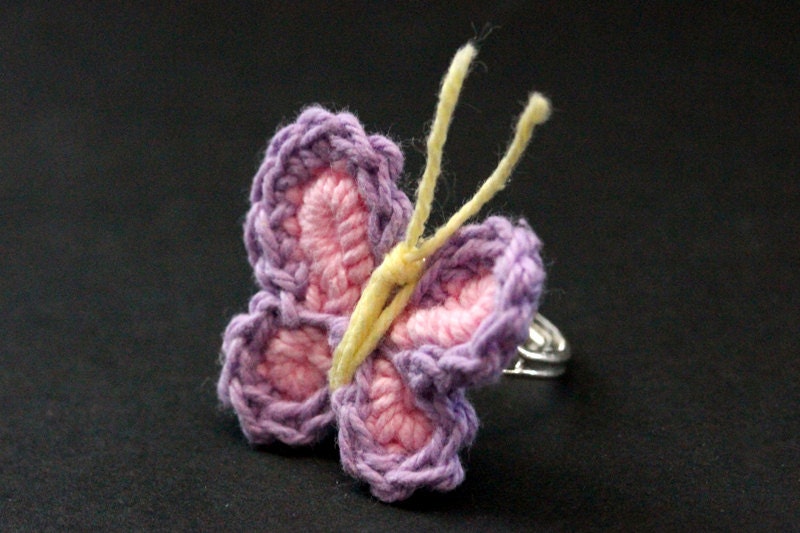 Gehäkelter Schmetterling Ring in Lavendel, Pink Und Gelb. Silber Verstellbar. Handmade Schmuck von StumblingOnSainthood