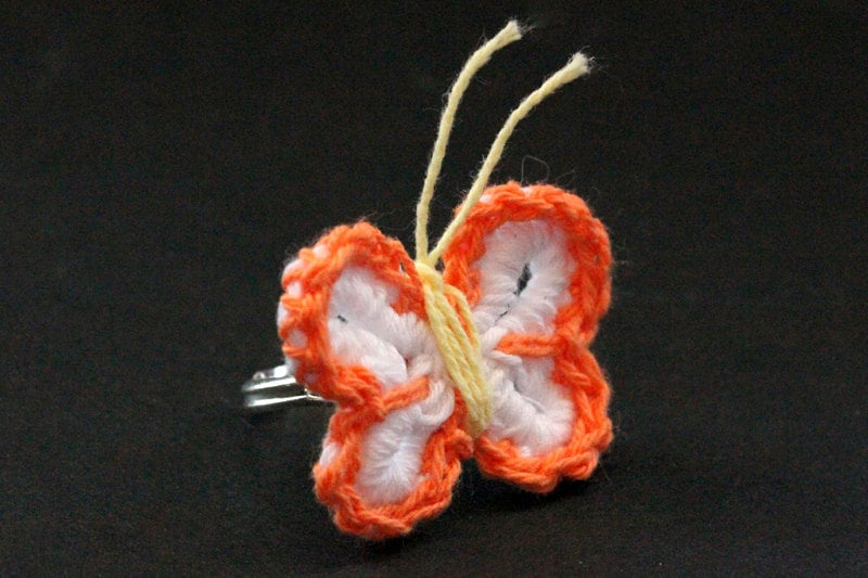 Gehäkelter Schmetterling Ring in Orange, Weiß Und Gelb. Silber Verstellbar. Handmade Schmuck von StumblingOnSainthood