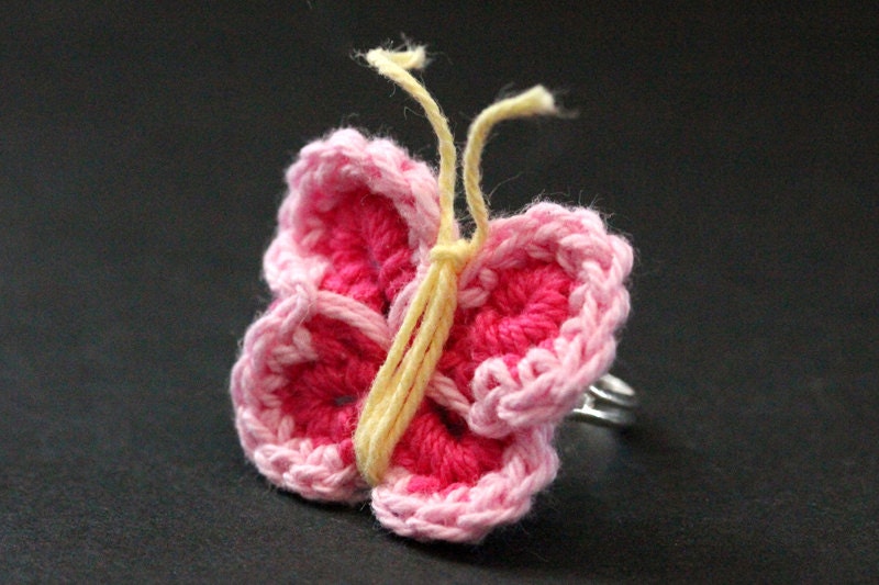Gehäkelter Schmetterling Ring in Pink, Gelb Und Fuchsia. Silber Verstellbar. Handmade Schmuck von StumblingOnSainthood