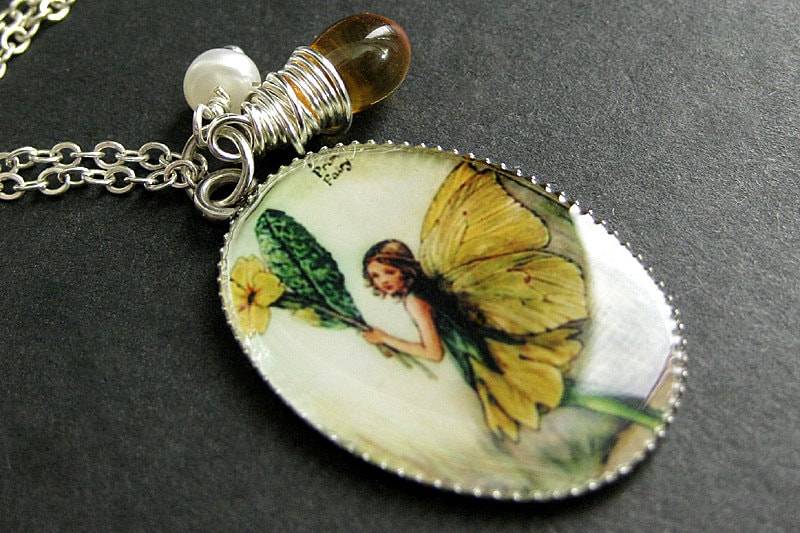 Gelbe Blumen-Fee-Halskette. Elfen Anhänger Mit Dunkelgelber Träne Und Süßwasserperle. Schmuck. Handmade von StumblingOnSainthood