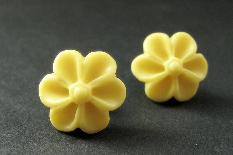 Gelbe Blumen Ohrringe Mit Bronze Ohrsteckern. Outie Knopf Blume Schmuck. Handmade von StumblingOnSainthood