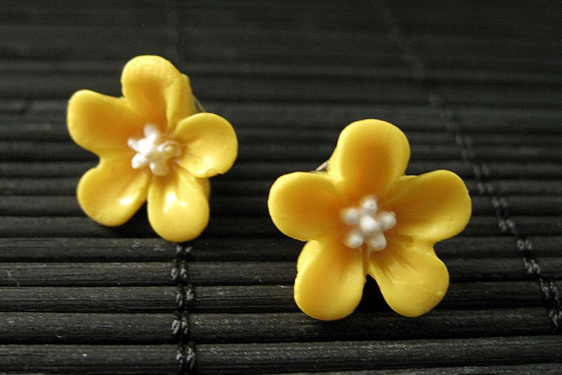 Gelbe Blumen Ohrringe. Vergissmeinnicht Ohrringe Mit Bronze Ohrstecker. Blumenschmuck Von Stumblingonsainthood. Handmade Schmuck von StumblingOnSainthood