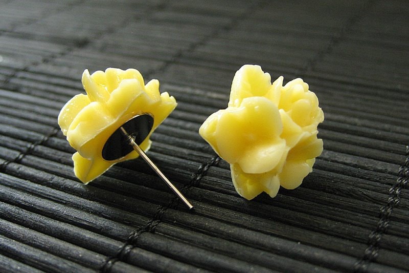 Gelbe Blumenohrringe. Blumen Ohrringe. Silber Ohrstecker. Schmuck. Handmade von StumblingOnSainthood