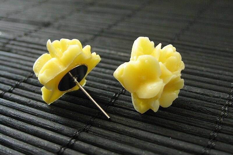 Gelbe Blumenohrringe. Blumen Ohrringe. Silber Ohrstecker. Schmuck. Handmade von StumblingOnSainthood