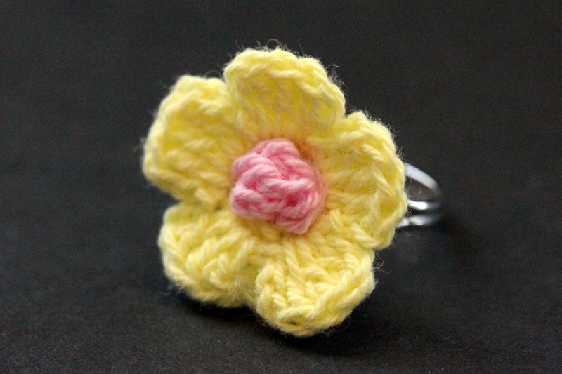Gelbe Häkelblume Ring. Verstellbar Strickblumen Ring in Gelb Und Pink. Silber Verstellbar. Handmade Schmuck von StumblingOnSainthood